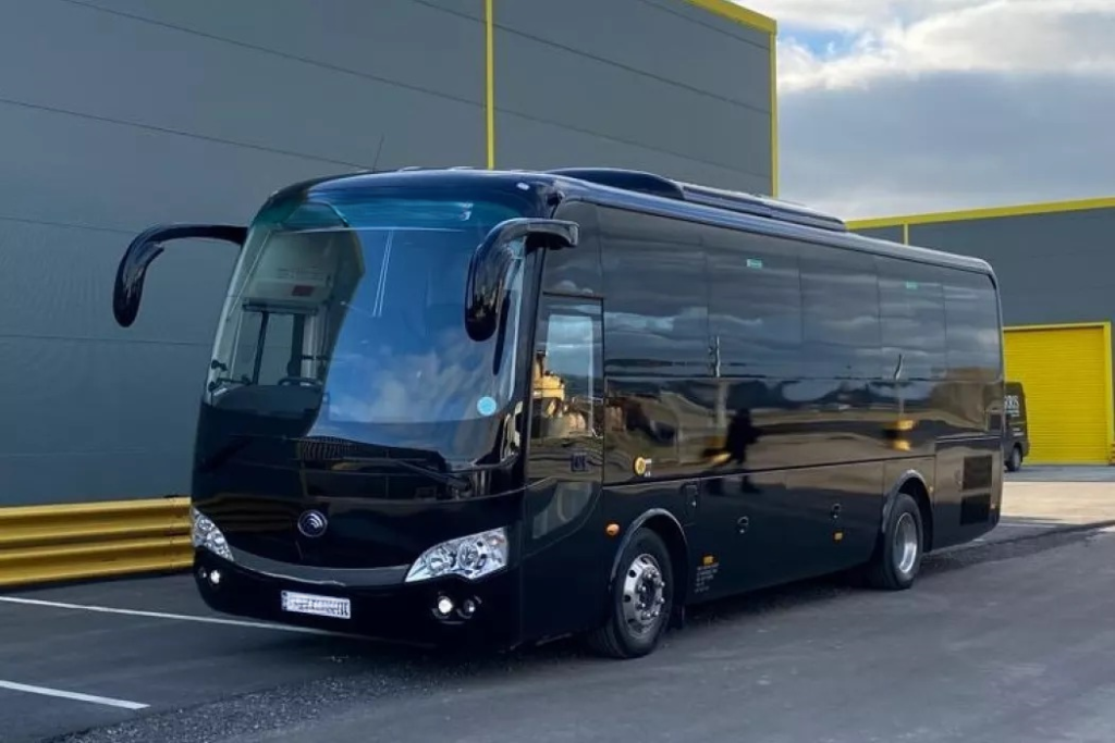 Alquiler de autobuses para bodas en Barcelona con autobús de lujo y chófer profesional frente a un elegante lugar de celebración